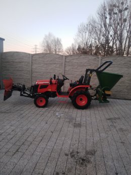 Odśnieżanie traktorkiem z pługiem i piaskarko-solarką