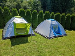 duży namiot z daszkiem w dwóch kolorach