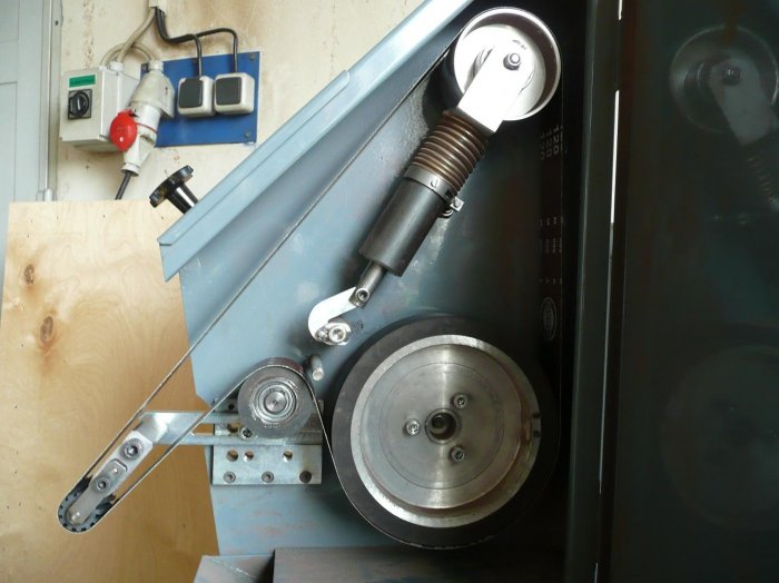 Szlifierka taśmowa do metalu stacjonarna