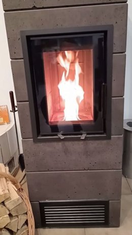 Hybrydowy akumulacyjny piec kominkowy bez prądu.