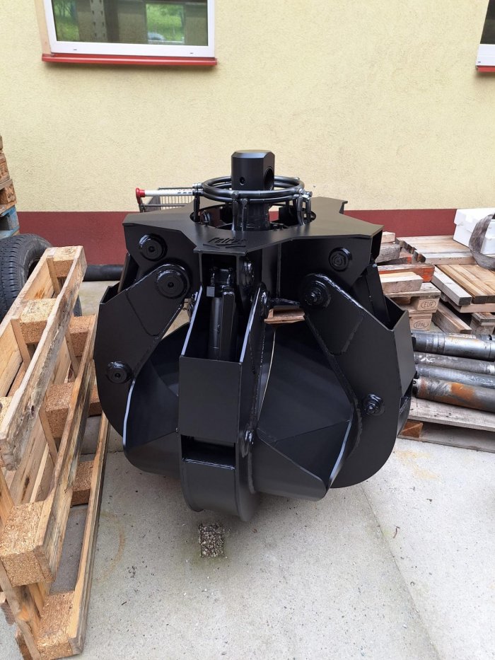 Chwytak do złomu do koparki obr&oacute;t 350 litr&oacute;w