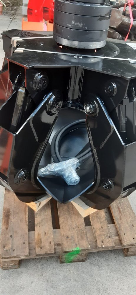 Chwytak do złomu do koparki obr&oacute;t 350 litr&oacute;w