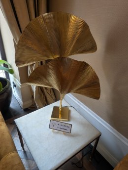 Lampa stołowa w formie stylizowanych liści palmowych