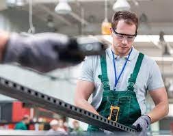 Elektryk w Wylęgarni Piskląt w Skarżynku