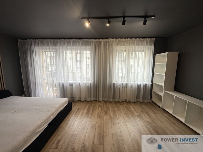 Dwa pokoje, pierwsze piętro, balkon, piwnica, park