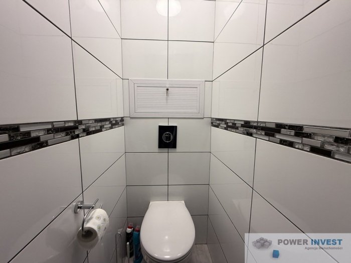 Dwa pokoje, pierwsze piętro, balkon, piwnica, park