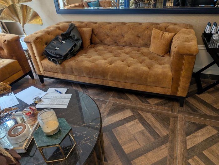 Używany komplet wyposażenia strefy recepcji