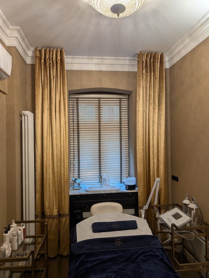 Używany komplet wyposażenia strefy recepcji i gabinetów