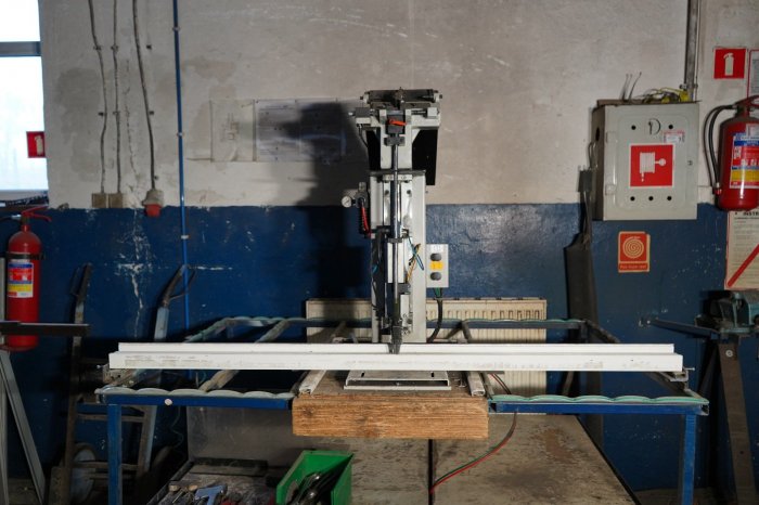 Wkrętarka z podajnikiem automatycznym do wkręt&oacute;w - BES ADS SA G-1093