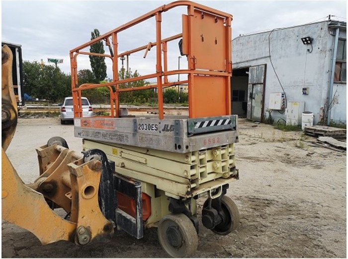 Podest ruchomy - samojezdny nożycowy