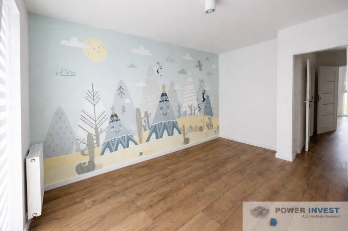 Dom z ogr&oacute;dkiem, garażem i miejscem postojowym