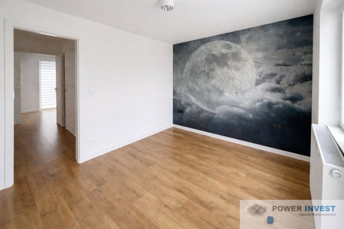 Dom z ogr&oacute;dkiem, garażem i miejscem postojowym