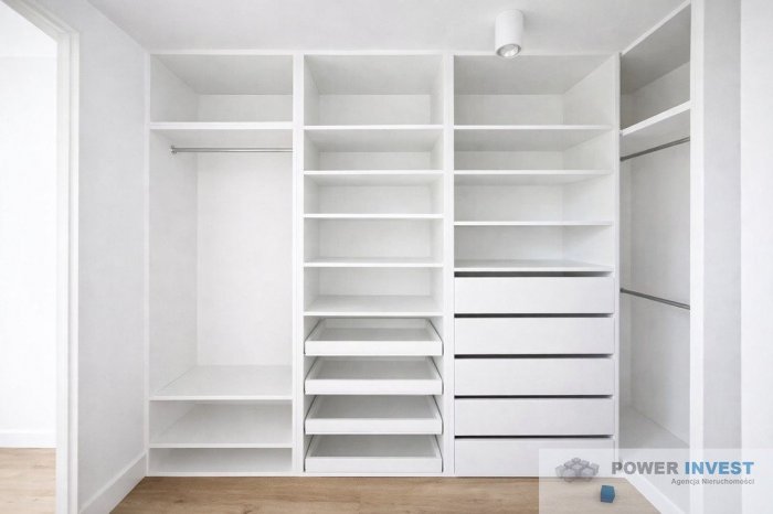 Dom z ogr&oacute;dkiem, garażem i miejscem postojowym