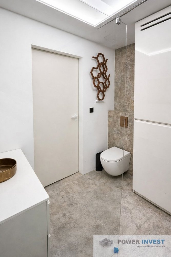 Dom z ogr&oacute;dkiem, garażem i miejscem postojowym