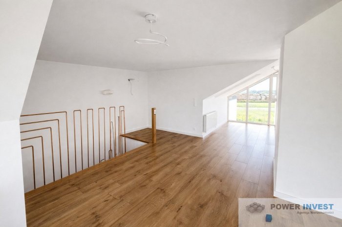 Dom z ogr&oacute;dkiem, garażem i miejscem postojowym