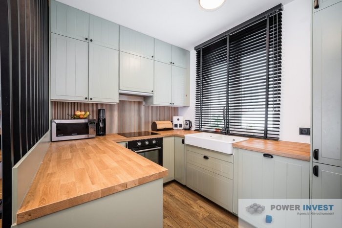 Segment - ogr&oacute;dek+ 2 miejsca postojowe, klima