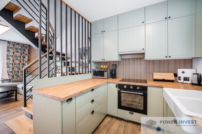 Segment - ogr&oacute;dek+ 2 miejsca postojowe, klima