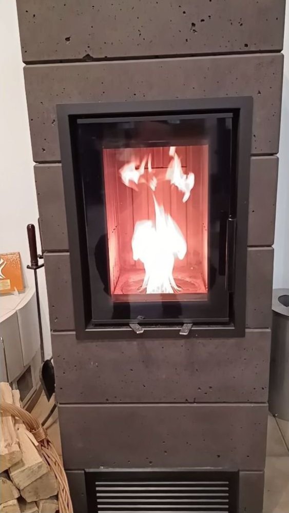 Hybrydowy akumulacyjny piec kominkowy bez prądu.
