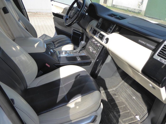 Samoch&oacute;d osobowy marki Land Rover 5.0 V8
